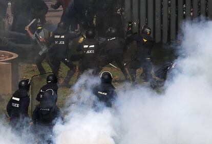 Un manifestante contra el gobierno, a la izquierda de la imagen blande un cuchillo durante un enfrentamiento con policas antidisturbios en el centro de Bangkok.