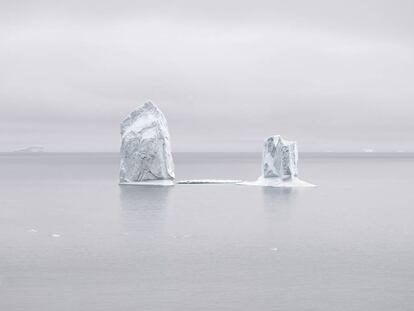 Dos icebergs del glaciar Jakobshavn flotan en la bahía Disko, sobre el Círculo Polar Ártico, en el oeste de Groenlandia.