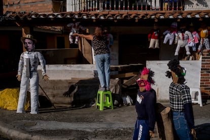 Aunque Silvia siempre los ha hecho sola, a veces un sobrino le ayuda a venderlos.