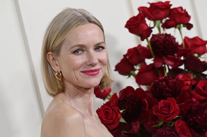 Naomi Watts. La australiana de 55 años fue diagnosticada de menopausia precoz con solo 36. La actriz de Lo imposible o King Kong no solo ha visibilizado en numerosas ocasiones su vivencia personal a partir de entonces –“Pensé que ese era el final de todo. Mi fertilidad y carrera hicieron bum”, dijo–, sino que ha dedicado sus últimos proyectos personales a la menopausia. En 2023 lanzó Stripes, una marca de productos para la piel dedicados a aliviar los primeros síntomas del climaterio (la gama incluye desde una bruma facial refrescante hasta un gel vaginal hidratante pasando por probióticos), y ahora acaba de presentar Dare I Say It: Everything I Wish I’d Known about Menopause (Me atrevo a decirlo: todo lo que desearía haber sabido sobre la menopausia), un libro en el que comparte su experiencia en primera persona. El libro, que verá la luz el próximo enero en Estados Unidos, recupera su propio testimonio y el de otras mujeres buscando dar “acceso a información, apoyo y una conversación abierta” a aquellas que han tenido que vivirla en silencio y con vergüenza durante años.