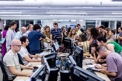 Un grupo de suscriptores en la redacción de EL PAÍS durante la noche electoral.