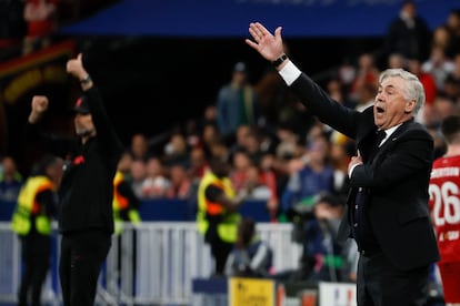 El entrenador del Real Madrid, Carlo Ancelotti, da instrucciones a sus jugadores durante la final de la Liga de Campeones.
