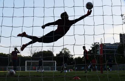 El portero de la selección inglesa sub-17 realiza una parada durante un entrenamiento, en un complejo de Calcuta, de cara al mundial de la misma categoría que se celebra en India.