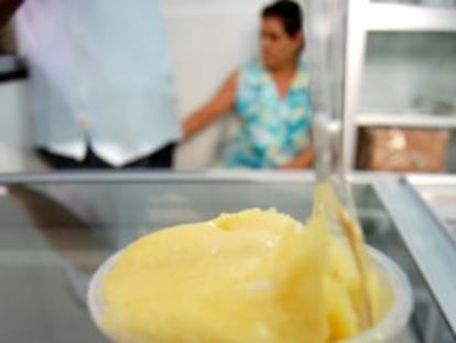 El helado se sirve en vaso desechable o en galleta.