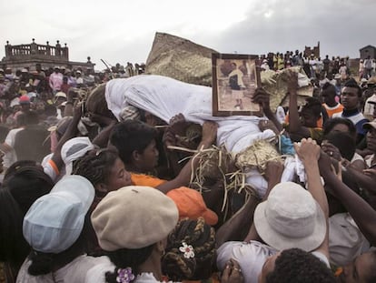Ceremonia de Famadihana, en Madagascar.