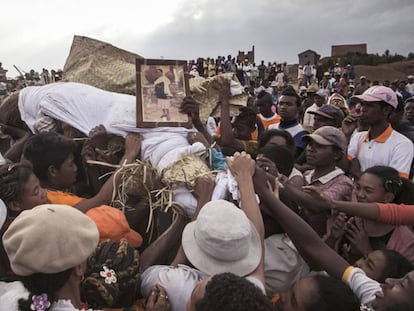 Ceremonia de Famadihana, en Madagascar.