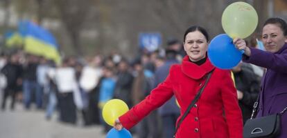 Un grupo de mujeres tártaras protesta contra la separación de Crimea, este viernes en Simferópol.