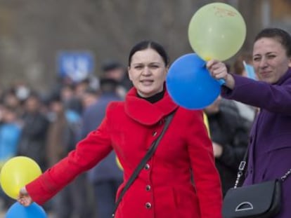 Un grupo de mujeres t&aacute;rtaras protesta contra la separaci&oacute;n de Crimea, este viernes en Simfer&oacute;pol.