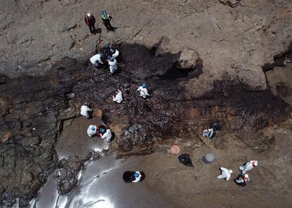 La empresa aseguró que ha instalado en el mar “1.500 metros de barreras de contención que cubren todas las zonas afectadas” y que personal en seis lanchas ha estado recuperando el crudo.