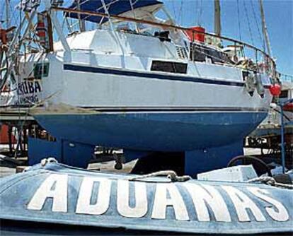 El velero interceptado en alta mar con cocaína, ayer, en el dique seco de Puerto América.