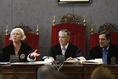 Garbiñe Biurrun (JpD), Fernando Ruiz Piñeiro (APM) y Juan Luis Ibarra (no asociado), de izquierda a derecha, representan tres de las sensibilidades ideológicas que cohabitan entre los máximos representantes de la judicatura vasca.