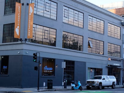 Vista de la sede central de Cloudflare en San Francisco. La empresa de infraestructura de internet ha sido la responsable de dejar caer la página de acoso contra activistas trans Kiwi Farms.