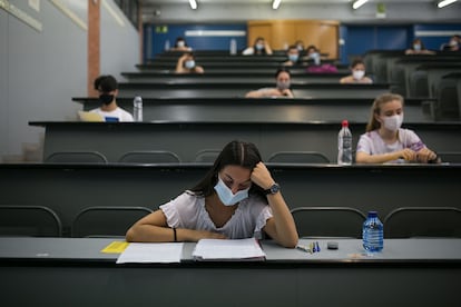 Una de las aulas del Campus Nord de la UPC durante las pruebas de las PAU, este martes.