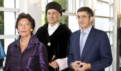 Isabel Celaá, Iñaki Goirizelaia y Patxi López, de izquierda a derecha, en el acto universitario, en Vitoria.