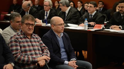 Alfredo de Miguel (derecha) y Aitor Tellería, en el juicio por la trama de cobro de comisiones en Álava, en noviembre de 2018.