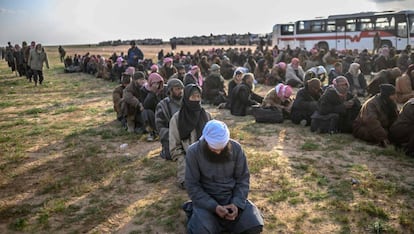 Fuerzas opositoras sirias retienen a combatienes del ISIS, el 22 de febrero.