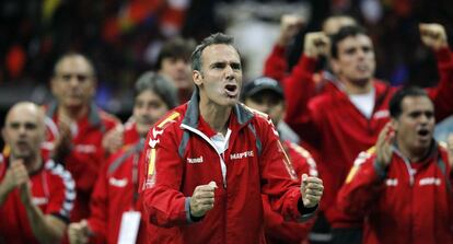 Corretja y el banquillo español celebran la victoria de Ferrer ante Stepanek