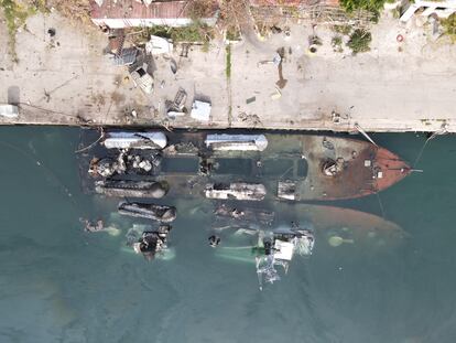 Buques de la Armada siria dañados en el puerto de Latakia tras los ataques israelíes. 