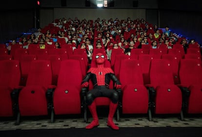 Un hombre disfrazado de Spider-Man asiste a la proyección de la película 'Spider-Man: Lejos de casa', en un cine de Patan (Nepal). 