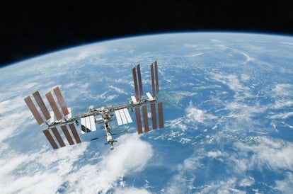 La Estación Espacial Internacional, con el espectacular perfil de la Tierra de fondo.