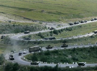 Un convoy de camiones y blindados rusos sale ayer de Osetia del Sur en dirección a Rusia.