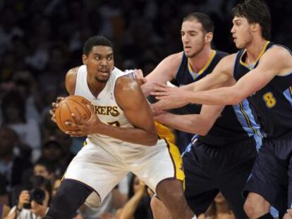 Bynum, de los Lakers, controla la bola ante Koufos y Gallinari de los Nuggets.