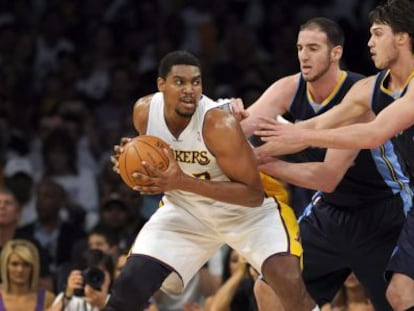 Bynum, de los Lakers, controla la bola ante Koufos y Gallinari de los Nuggets.