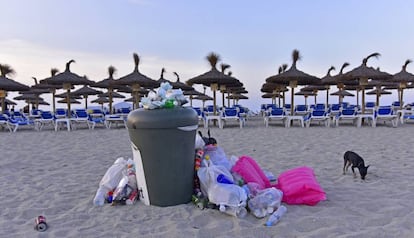 Basura acumulada en la Playa de Son Bauló (Santa Margarita, Mallorca).