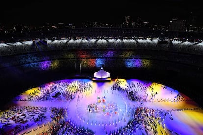 Vista general que muestra a los artistas y delegaciones de atletas que participan en la ceremonia de apertura de los Juegos Olímpicos de Tokio 2020.