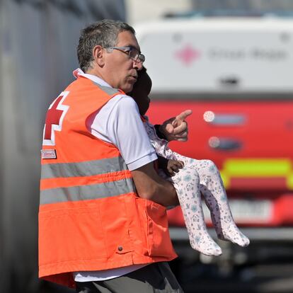 EL PINAR (EL HIERRO), 31/08/2024.- Imagen de los 174 inmigrantes rescatados en la mañana de hoy, por la embarcación de Salvamento Marítimo, Salvamar Adhara, en aguas cercanas a El Hierro, y trasladados al puerto de La Restinga, en el municipio de El Pinar, en la isla de El Hierro, para ser atendidos por los equipos de emergencia. EFE/Gelmert Finol
