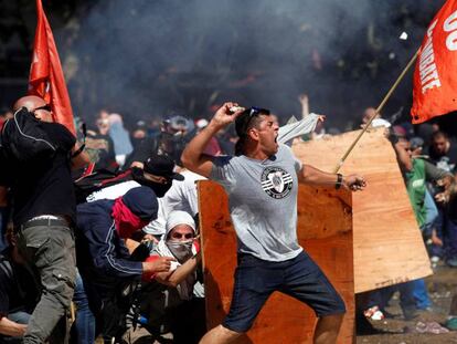 Manifestantes protestam durante a sessão do Congresso argentino, em Buenos Aires.