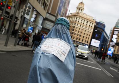Una mujer vestida con un burka se manifiesta en la Gran Vía madrileña.