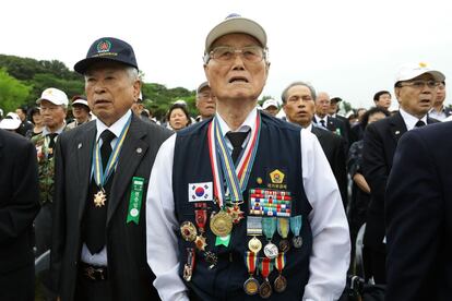 Veteranos de guerra surcoreanos asisten a la ceremonia con motivo del homenaje a los caídos en el conflicto, en el cementerio nacional de Seúl (Corea del Sur).