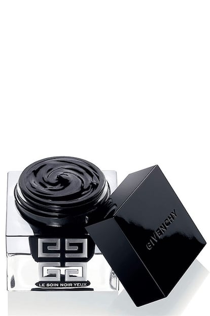 Una de las cremas más sorprendentes del mercado es Le Soin Noir de Givenchy, y es que es de color negro. La culpa la tiene la savia negra del Alga Vital, una planta capaz de sobrevivir en las condiciones atmosféricas más extremas. El producto de la imagen, concebido para pieles maduras, aporta luminosidad, alisa las arrugas y devuelve la luminosidad a la zona del contorno de ojos. A pesar de su aspecto, esta crema se funde con la piel y no la tiñe en absoluto; además su textura es fresca y apetecible. No tanto su precio: 173 euros.