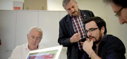 El líder d'IU, Cayo Lara (esq.), i el candidat a la presidència del Govern central, Alberto Garzón (dreta), acompanyats per l'exeurodiputat Willy Meyer.