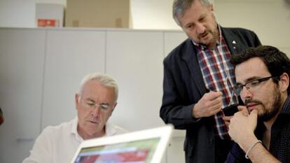 El líder d'IU, Cayo Lara (esq.), i el candidat a la presidència del Govern central, Alberto Garzón (dreta), acompanyats per l'exeurodiputat Willy Meyer.