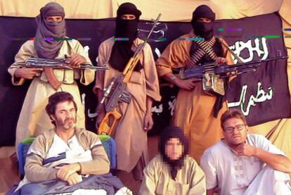 Los españoles secuestrados por Al Qaeda, junto a sus captores.