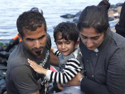 Refugiados sírios, neste domingo na Grécia.