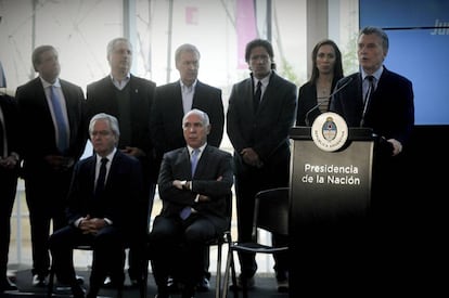 Macri anuncia el plan &quot;Argentina sin narcotr&aacute;fico&quot; junto a gobernadores, ministros y el presidente de la Corte, Ricardo Lorenzetti (sentado en el centro).