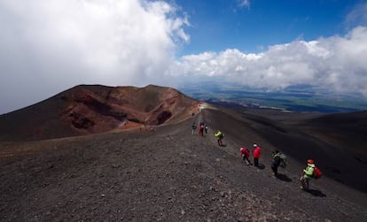 Varios excursionistas en una de las aventuras organizadas para explorar el volcán Etna.