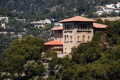 El espacio constituye un ejemplo de jardín mediterráneo de 9.155 metros cuadrados de extensión que cuentan con 40 especies vegetales, la mayoría autóctonas. En la foto, vista del Palacio de Marivent en Palma de Mallorca.