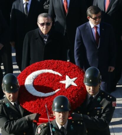 Erdogan (en el centro) preside el aniversario de la muerte de Atat&uuml;rk, el 10 de noviembre en Ankara
