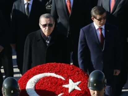 Erdogan (en el centro) preside el aniversario de la muerte de Atat&uuml;rk, el 10 de noviembre en Ankara