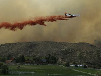 Un avión lucha contra un incendio forestal en Twisp, en Washington (EE UU). Tres bomberos han fallecido y otros cuatro resultaron heridos.