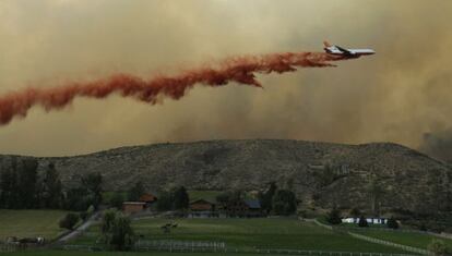 Un avión lucha contra un incendio forestal en Twisp, en Washington (EE UU). Tres bomberos han fallecido y otros cuatro resultaron heridos.