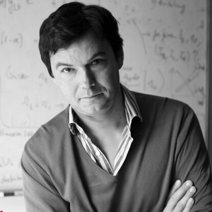 Thomas Piketty en su despacho en la Escuela de Economía de París, en junio de 2013