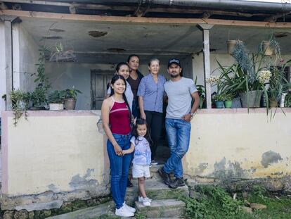 La familia Hernández, en la Finca Los Nogales (Pitalito).