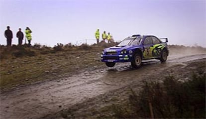 El británico Richard Burns con su compañero Robert Reid, en el rally de Gran Bretaña.