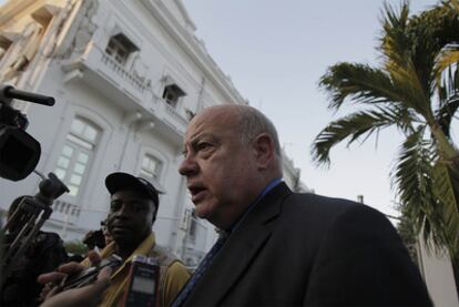 José Miguel Insulza, secretario general de la OEA, habla con la prensa tras la reunión mantenida este lunes con el presidente de Haití, René Preval.