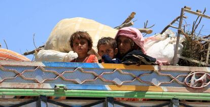 Un grupo de familias sirias abandonan Raqa (Siria), dominada por el Estado Isl&aacute;mico.
